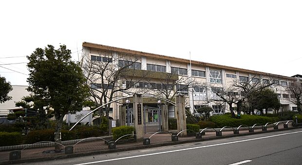 助任小学校（約750m）