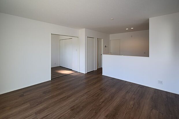 【リビング】家族が集まるリビングは広々20帖！キッチンからもリビングが見渡せるため、どこに居ても家族を感じ、会話もはずみますね。 ※施工事例です。実物とは異なります。詳しくはお問い合わせください。