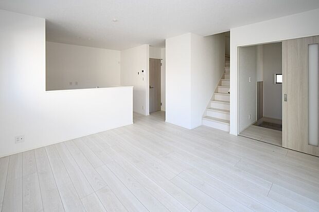 【リビング】家族が集まるリビングは広々14.7帖！キッチンからもリビングが見渡せるため、どこに居ても家族を感じ、会話もはずみますね。 ※施工事例です。実物とは異なります。詳しくはお問い合わせください。