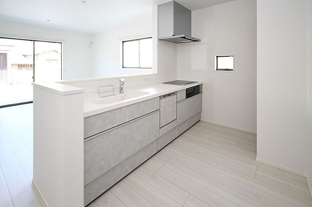 【キッチン】対面式キッチンは家事をしながら家族を見守り、コミュニケーションの取れる人気のスタイル。食洗器付きで洗い物の時間を削減でき、家事の負担を軽減してくれるキッチンです。※施工事例です。実物とは異なります。