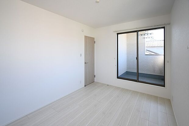 【主寝室】主寝室は広々していて安らげる空間に。大きな窓から光が差し込み、朝の目覚めも良さそう♪ ※施工事例です。実物とは異なります。詳しくはお問い合わせください。