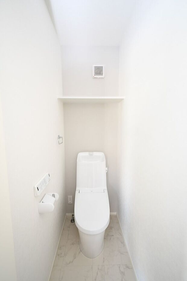 【節水・温水洗浄便座】少ない水で流す事ができる環境にも経済的に配慮されたトイレ、シャワー洗浄付きなので快適です。※施工事例です。