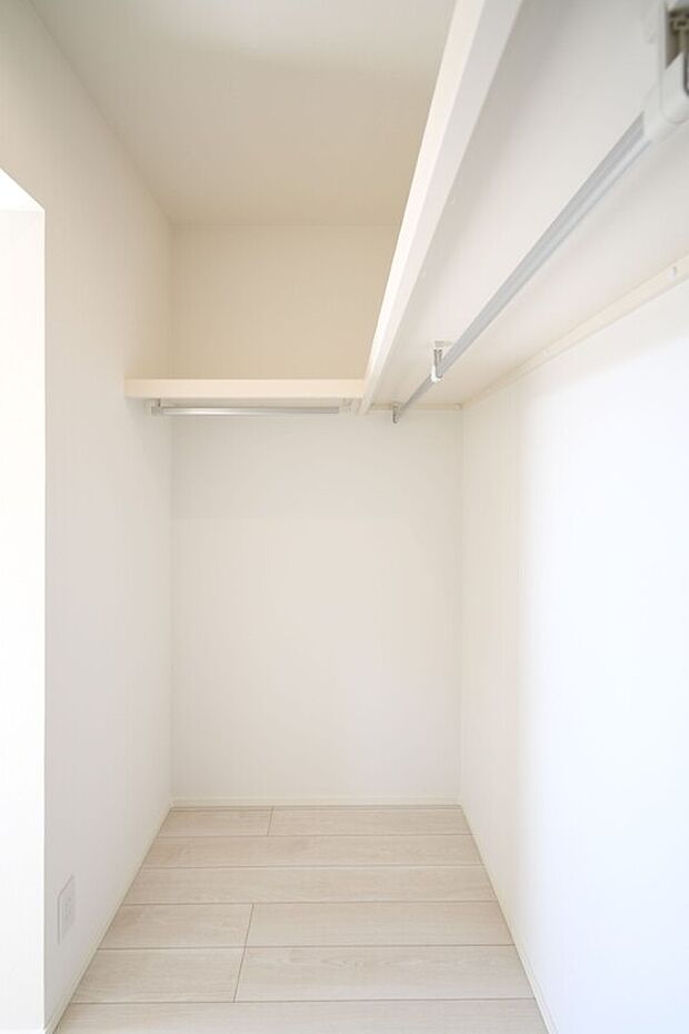 【ウォークインクローゼット】壁一面にハンガーパイプと上棚を設置。大容量収納力！春夏秋冬、季節ごとのお洋服を全てまとめてしまっておけるので、季節の変わり目にタンスの入れ替えを行う衣替えが不要になります♪※施工事例です。