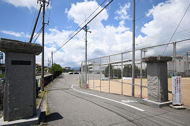 鴨島第一中学校(約1,700m)