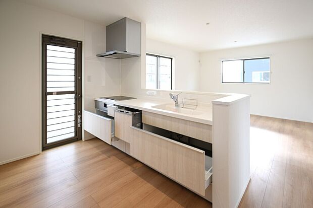 【キッチン】対面式キッチンは家事をしながら家族を見守り、コミュニケーションの取れる人気のスタイル。食洗器付きで洗い物の時間を削減でき、家事の負担を軽減してくれるキッチンです。※施工事例です。