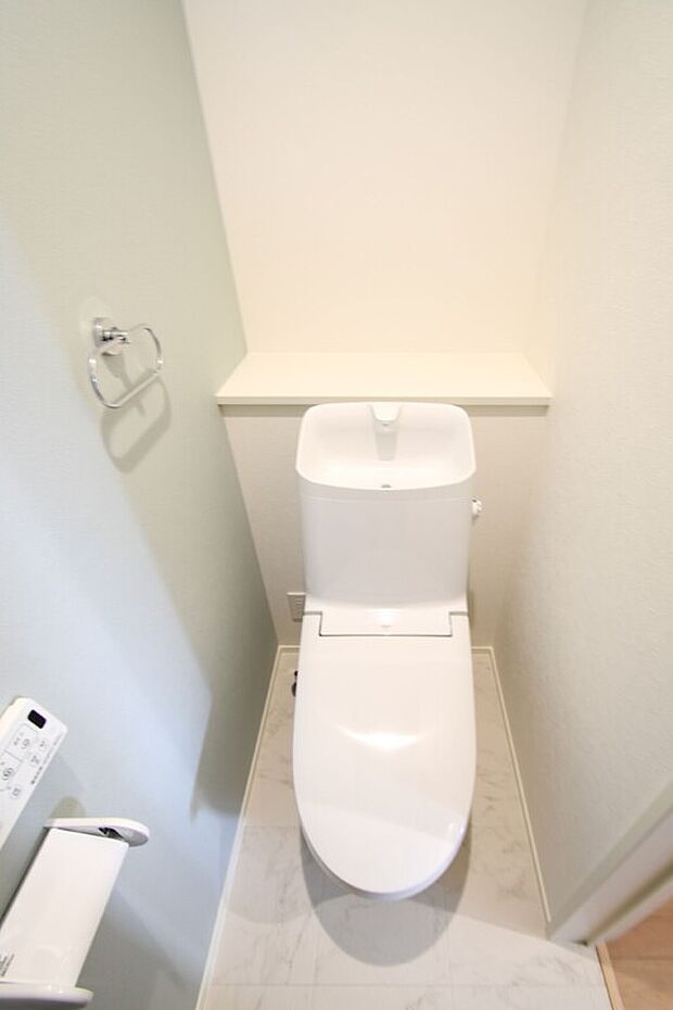 【節水・温水洗浄便座】温水洗浄便座トイレ。新素材により、気になる便座もサッとひとふきでキレイになります。※施工事例です。