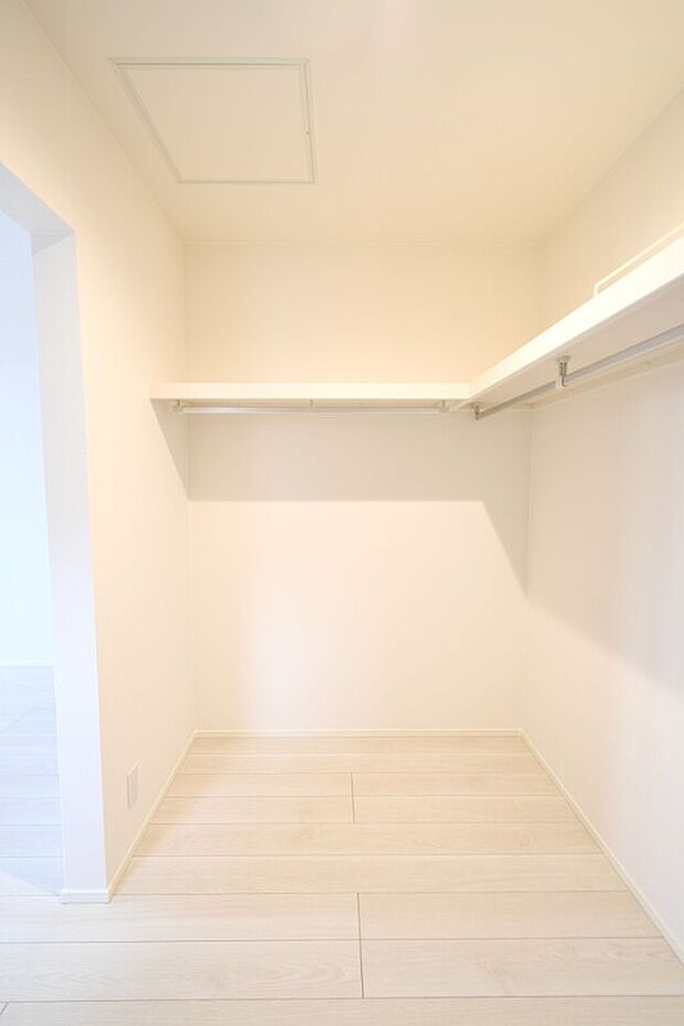【ウォークインクローゼット】壁一面にハンガーパイプと上棚を設置。大容量収納力！春夏秋冬、季節ごとのお洋服を全てまとめてしまっておけるので、季節の変わり目にタンスの入れ替えを行う衣替えが不要になります♪※施工事例です。