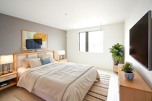 【主寝室】主寝室は広々していて安らげる空間に。大きな窓から光が差し込み、朝の目覚めも良さそう♪「※CGにて家具を配置しています」　※施工事例です。　　 