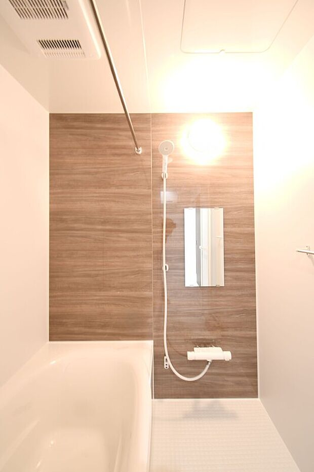 【浴室】1日の疲れをほぐす、とっておきのリラクゼーションタイムを楽しむバスルーム。 美しく、機能的なデザインを採用、清潔感あふれる心地よい空間づくりにこだわりました。 ※施工事例です。実物とは異なります。