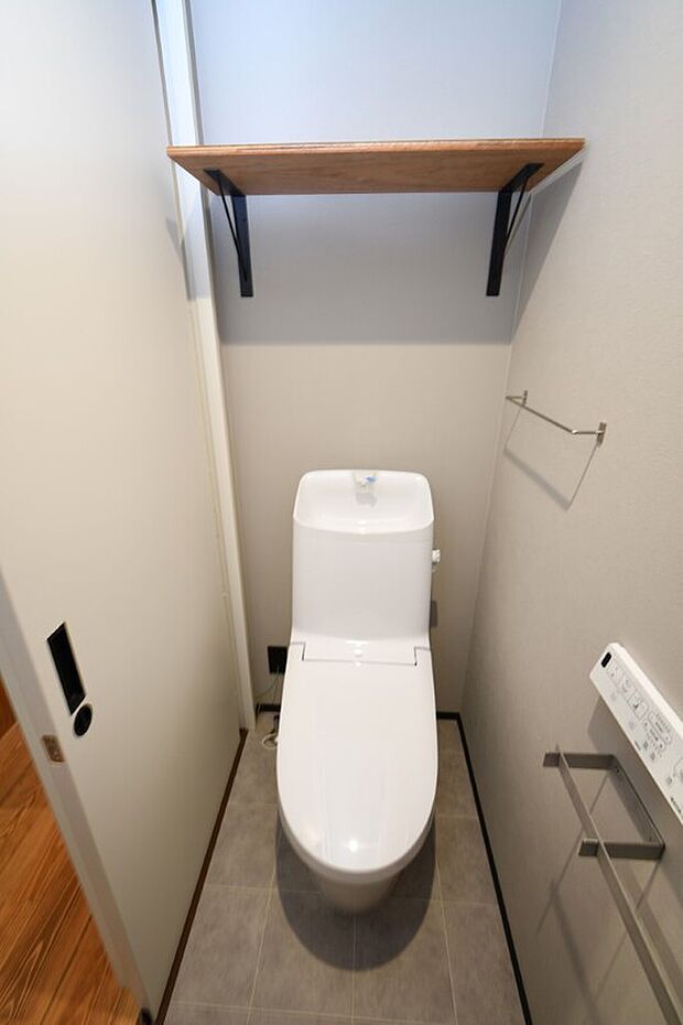 【節水・温水洗浄便座】温水洗浄便座トイレ。新素材により、気になる便座もサッとひとふきでキレイになります。