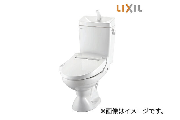 【浄水器内蔵ハンドシャワー水栓】少ない水で流すことができる環境にも経済的にも配慮されたトイレ。シャワー洗浄付きなので快適です。
