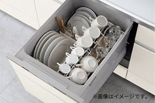 【食洗器】フライパンなどの大きな調理器具もしっかり入る食洗器。スペースを取らないので、キッチンを広くすっきりとお使いいただけます。毎日のめんどうな食後の洗い物から解放されゆとりの時間ができます。 ※画像はイメージです。