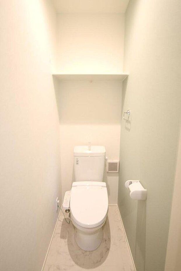 【トイレ】2階にもトイレを設置!新素材により、気になる便座もサッとひとふきでキレイになります。※施工事例です。