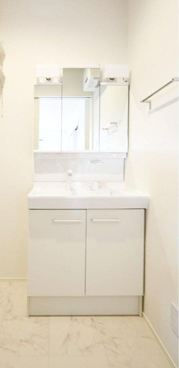 【洗面】三面鏡の裏は収納スペースとなっており、物が多くなりがちな洗面台まわりをスッキリ保つことができます。※施工事例です。