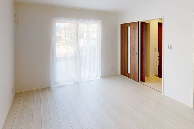 21帖の大空間！勾配天井による圧倒的な解放感が魅力。家族が自然と集まり、笑顔が絶えないリビングになりますね♪※施工事例です。実物とは異なります。
