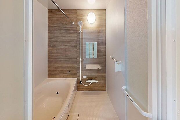 【浴室】1日の疲れをほぐす、とっておきのリラクゼーションタイムを楽しむバスルーム。
美しく、機能的なデザインを採用、清潔感あふれる心地よい空間づくりにこだわりました。