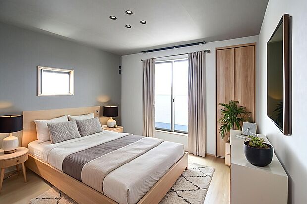 【主寝室】寝室からつながるウォークインクローゼットは、衣類やバッグをたっぷり収納できる大容量設計。毎日の身支度がスマートに整い、季節ごとのアイテムもすっきり収まります。※CGにて家具を配置しています。