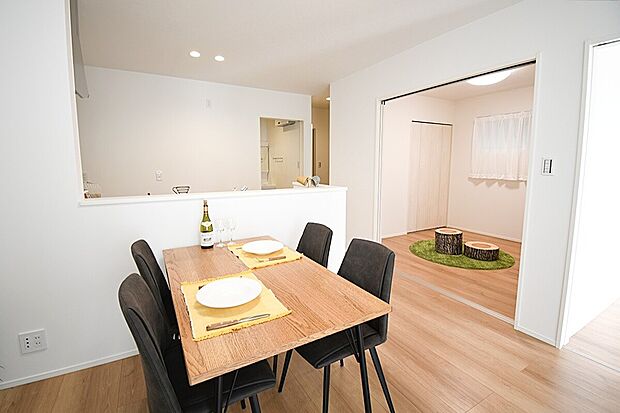 【LDK】家族が集まるリビングは広々15.1帖!キッチンからもリビングが見渡せるため、どこに居ても家族を感じ、会話もはずみますね。施工事例です。実物とは異なります。