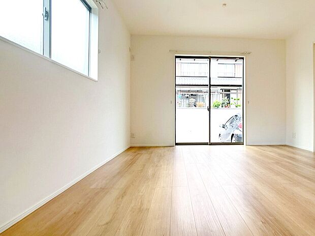 【LDK】家族が集まるリビングは広々19.2帖!キッチンからもリビングが見渡せるため、どこに居ても家族を感じ、会話もはずみますね。※施工事例です。実物とは異なります。