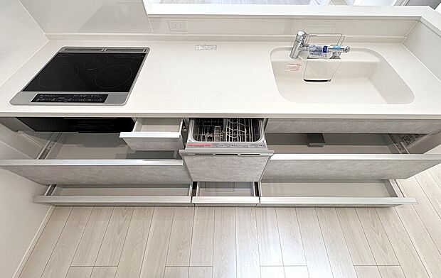 【キッチン】対面式キッチンは家事をしながら家族を見守り、コミュニケーションの取れる人気のスタイル。食洗器付きで洗い物の時間を削減でき、家事の負担を軽減してくれるキッチンです。※施工事例です。実物とは異なります。