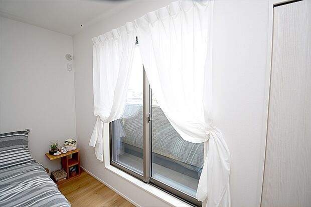 【主寝室】主寝室は広々していて安らげる空間に。バルコニーにすぐアクセスできるため、お洗濯物の片付けもらくらく♪施工事例です。実物とは異なります。