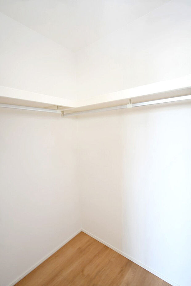 【ウォークインクローゼット】壁一面にハンガーパイプと上棚を設置。大容量収納力!春夏秋冬、季節ごとのお洋服を全てまとめてしまっておけるので、季節の変わり目にタンスの入れ替えを行う衣替えが不要になります。施工事例です。