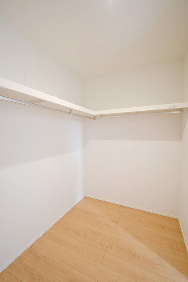 【ウォークインクローゼット】ウォークインクローゼットは壁一面にハンガーパイプと上棚を設置。大容量収納力！春夏秋冬、季節ごとのお洋服を全てまとめてしまっておけるので、季節の変わり目にタンスの入れ替えを行う衣替えが不要になります♪※
