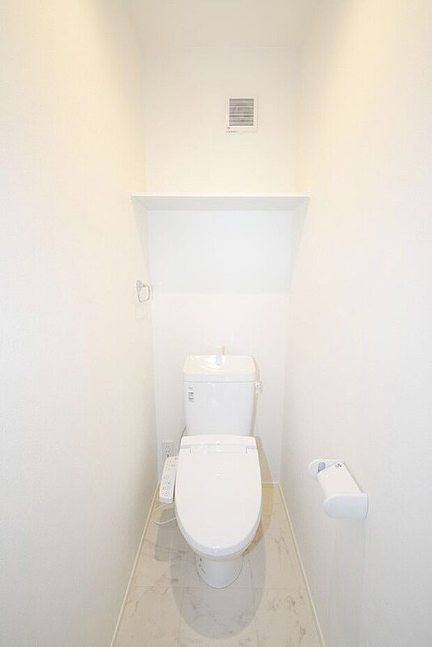 【トイレ】温水洗浄便座トイレ。新素材により、気になる便座もサッとひとふきでキレイになります。※施工事例です。実物とは異なります。