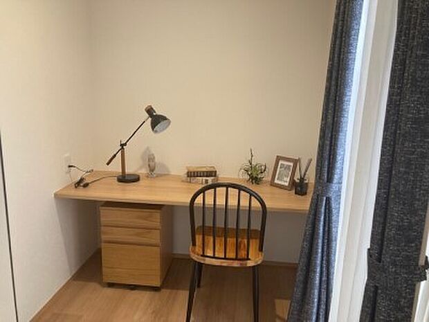 【書斎】主寝室にはワークスペースもあります。集中できる環境で、テレワークなどにもピッタリ！※施工事例です。実物とは異なります。