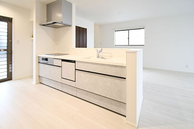 【キッチン】対面式キッチンは家事をしながら家族を見守り、コミュニケーションの取れる人気のスタイル。食洗器付きで洗い物の時間を削減でき、家事の負担を軽減してくれるキッチンです。※施工事例です。実物とは異なります。