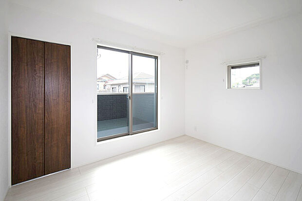 【主寝室】主寝室は広々していて安らげる空間に。バルコニーにすぐアクセスできるため、お洗濯物の片付けもらくらく♪※施工事例です。実物とは異なります。