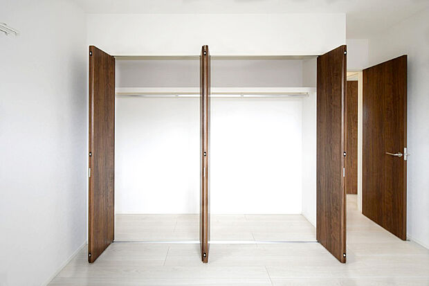 【寝室クローゼット】寝室クローゼットは収納力抜群！扉を横に寄せれば全開きに。寝室がすっきり片付き、毎日の準備も時短に。奥の物まで取り出しやすく、使い勝手は抜群です♪※施工事例です。実物とは異なります。