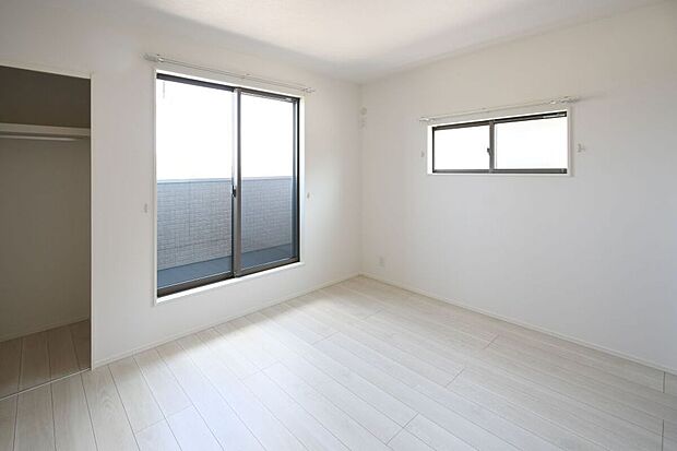 【主寝室】主寝室は広々していて安らげる空間に。バルコニーにすぐアクセスできるため、お洗濯物の片付けもらくらく♪※施工事例です。実物とは異なります。