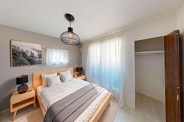 【主寝室】主寝室は広々していて安らげる空間に。バルコニーにすぐアクセスできるため、お洗濯物の片付けもらくらく♪施工事例です。CGにて家具を配置しています。