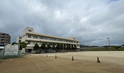 丸亀市立城東小学校 550m(徒歩8分)