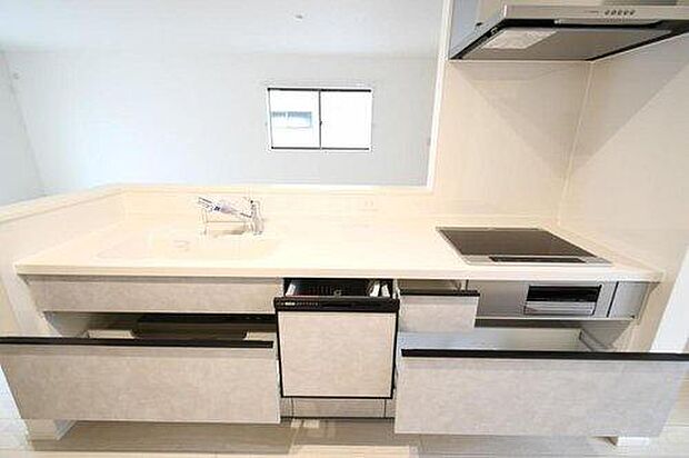 【キッチン】対面式キッチンは家事をしながら家族を見守り、コミュニケーションの取れる人気のスタイル。食洗器付きで洗い物の時間を削減でき、家事の負担を軽減してくれるキッチンです。※施工事例です。実物とは異なります。