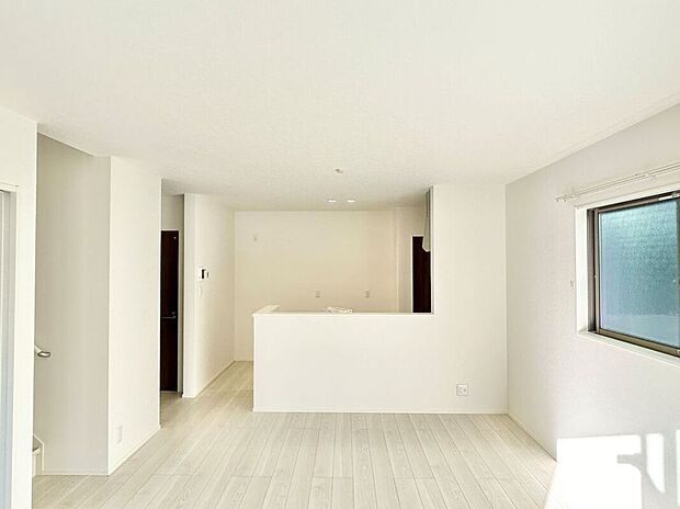 16.7帖のリビングは、ソファやダイニングテーブルを置いても余裕があり、くつろぎの空間と食事の空間を分けられます。
