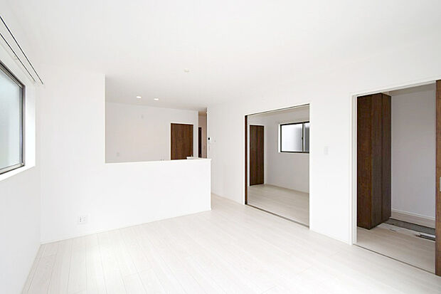 1階は15帖のLDKと4.3帖の洋室。ダイニングテーブルやソファーを置いて家族団らんの時間を過ごせます♪※施工事例です。実際とは異なります。