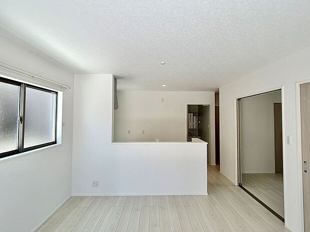 家族が集まるリビングは広々15.1帖！キッチンからもリビングが見渡せるため、どこに居ても家族を感じ、会話もはずみますね。※施工事例です。実際とは異なります。