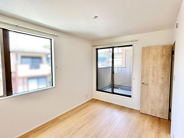 主寝室は広々していて安らげる空間に。バルコニーにすぐアクセスできるため、お洗濯物の片付けもらくらく♪※施工事例です。実際とは異なります。