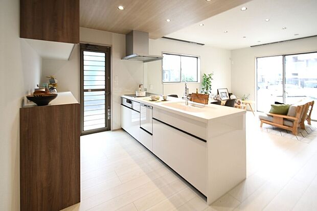 標準仕様にはない、ペニンシュラ型キッチンを採用。浄水栓に食洗機は標準搭載！デザイン性と機能性を兼ね備えました。※施工事例です。実際とは異なります。