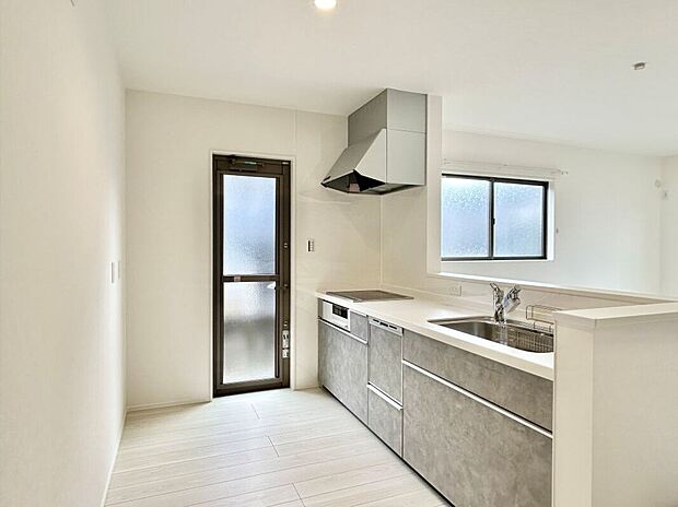 対面式キッチンは家事をしながら家族を見守り、コミュニケーションの取れる人気のスタイル。食洗器付きで洗い物の時間を削減でき、家事の負担を軽減してくれるキッチンです。※施工事例です。実際とは異なります。