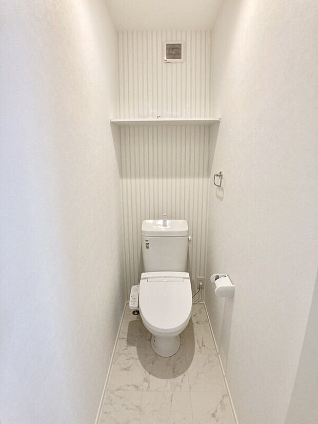 【トイレ】温水洗浄便座のトイレはお手入れしやすい素材なのでお掃除もラクラク！