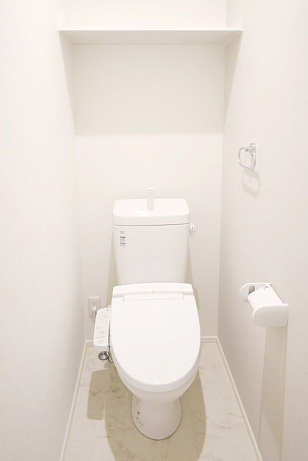【トイレ】温水洗浄便座トイレは1階と2階の2ヶ所にあります♪ 気になる便座もサッとひとふきでキレイになりま す。　※施工事例です。実際とは異なります。