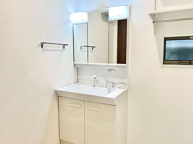 【洗面脱衣室】収納力と使いやすさを兼ね備えた洗面化粧台。洗面用具や化粧品などをすっきりと整理できます。
