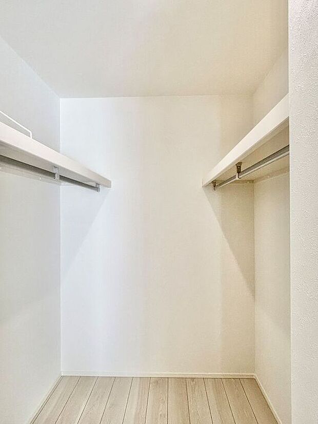 【玄関】衣類の収納だけでなく、スーツケースやゴルフバッグ、季節家電など、様々な物を収納できるウォークインクローゼット。