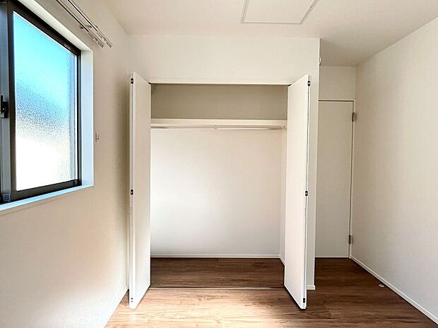 【洋室】(12号棟)2階は主寝室のほかに2部屋！吊りレール付きの収納スペースもあるので、お部屋の整理もしやすいです♪