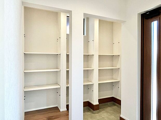 【玄関】(12号棟)シューズクローゼットも広々で整理しやすい♪ベビーカーもそのまま置けます。