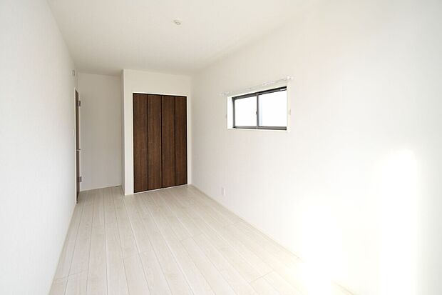 【洋室】2階は主寝室の他に2室！お子様の部屋や趣味の部屋にすることで主寝室回りがスッキリします♪在宅勤務用のオフィス部屋にも！ ※施工事例です。実際とは異なります。