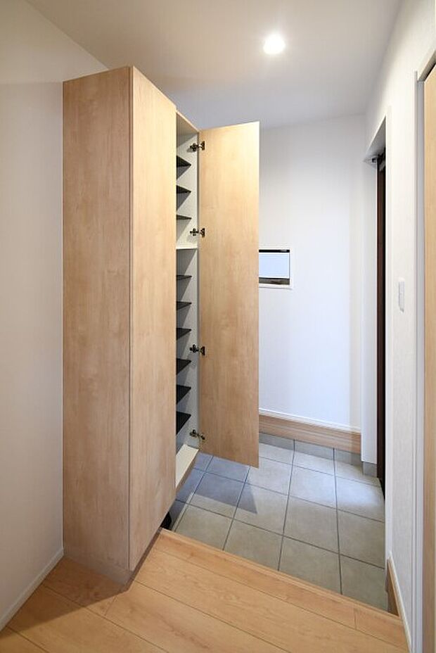 【玄関】玄関にはトールタイプの靴箱♪可動棚式なので靴の高さに合わせて調整できます。※施工事例です。実際とは異なります。